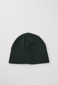 Bonnet en tricot de couleur vert foncé avec une texture lisse et un sommet arrondi. Présente un motif bleu marine discret d'un côté.