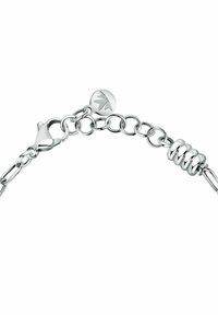 Bracciale in metallo argento con design a catena, dotato di chiusura a granchio e di un charm rotondo decorativo con motivo a foglia inciso.