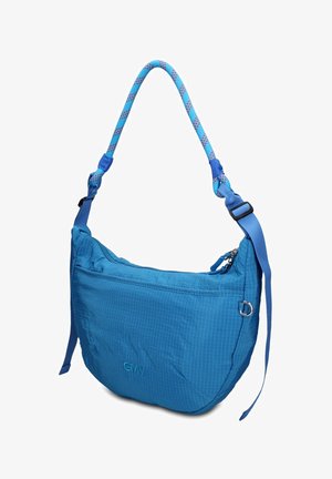 Blaues Crossbody-Täschchen mit verstellbarem gewebtem Riemen, Reißverschluss, Vordertasche und dezentem "GMV"-Logo auf dem Stoff.