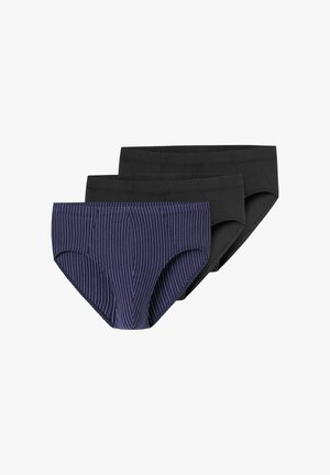 Drei Herren-Slips, zwei einfarbig schwarz und ein dunkelblauer mit vertikalen rosa und weißen Streifen, übereinander auf weißem Hintergrund angeordnet.