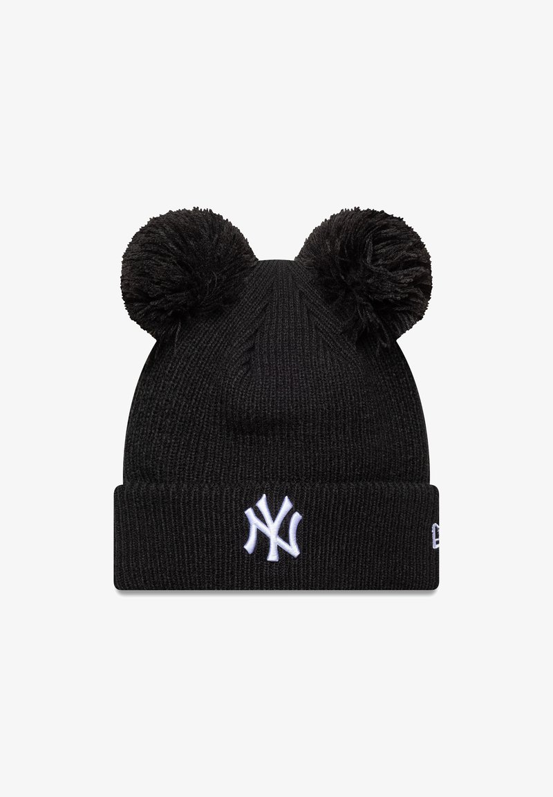 Gorro de malha preto com dois pompons pretos em cima, apresentando um logo NY bordado em branco na bainha dobrada. Textura suave e design ajustado.