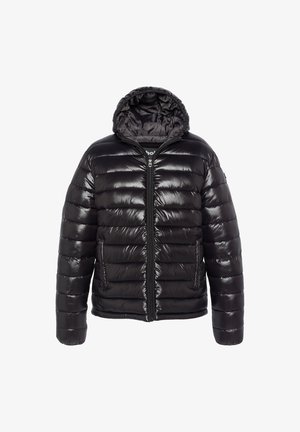 Giacca a piumino nera con finitura lucida, cappuccio, zip frontale e polsini a coste. Presenta sezioni a righe verticali e tasche laterali.