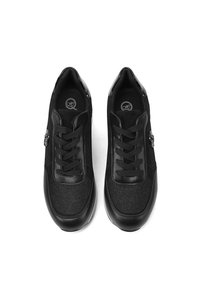 Sneakers neri caratterizzati da una combinazione di pelle liscia e tessuto testurizzato, con punte rotonde, allacciatura frontale e accenti con logo circolare.