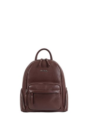 Zaino in pelle marrone con tasche frontali e laterali con zip, manico superiore e logo del marchio argentato sul pannello frontale.
