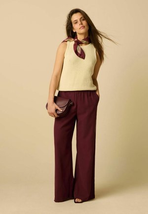 Sissy-Boy, SISSY-BOY WEITE STOFFHOSE - DUNKELROT - Pantalon classique - d rood