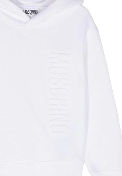 Felpa bianca Moschino con logo verticale in rilievo sulla parte anteriore e un'etichetta del marchio visibile all'interno del collo.
