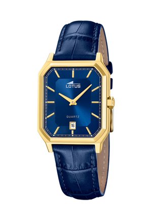Esfera de reloj azul con caja rectangular dorada, manecillas y marcadores dorados, ventana de fecha a las 6 en punto y correa de cuero azul con costuras.