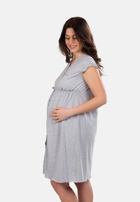 Abito premaman grigio chiaro con maniche corte, motivo a pois sulla parte superiore, vita arricciata e vestibilità morbida, progettato per il comfort.