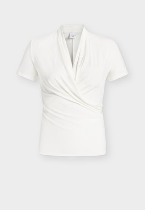 Valge lühikeste varrukatega topp, millel on sügav V-kaelus ja volangidega eesmine disain. Valmistatud siledast, kergest kangast, mis vormib keha.