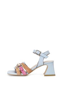 Sandali con tacco in pelle azzurro chiaro, con tre cinturini, caratterizzati da un'accoppiatura in suede rosa e marrone e un dettaglio in oro sulla fibbia. Costruzione con tacco a blocco.
