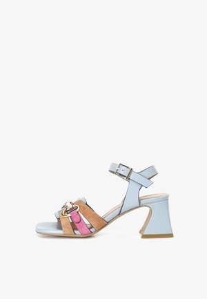 Sandali con tacco in pelle azzurro chiaro, con tre cinturini, caratterizzati da un'accoppiatura in suede rosa e marrone e un dettaglio in oro sulla fibbia. Costruzione con tacco a blocco.
