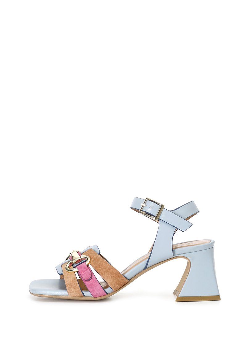 Sandali con tacco in pelle azzurro chiaro, con tre cinturini, caratterizzati da un'accoppiatura in suede rosa e marrone e un dettaglio in oro sulla fibbia. Costruzione con tacco a blocco.
