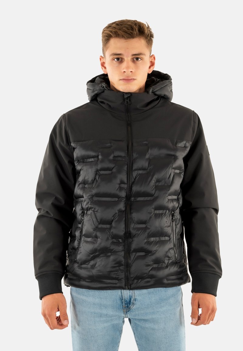 Abrigo acolchado negro con un diseño acolchado, que incluye capucha, cierre delantero y bolsillos laterales; textura suave con una mezcla de materiales mate y brillantes.