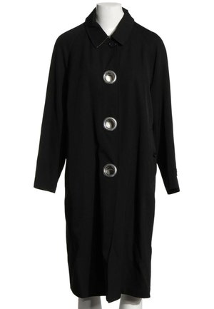 Manteau long noir avec col pointu et trois grands boutons ronds en œillet argenté sur le devant, présenté sur un mannequin blanc.
