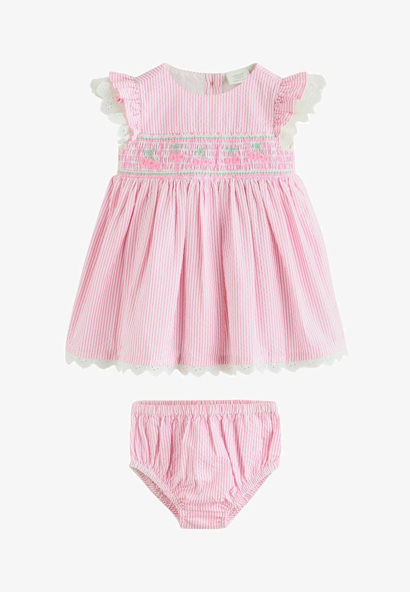 Robe de bébé rayée rose et blanche avec broderie florale, manches papillon bordées de dentelle, et bloomer assorti avec taille et ouvertures de jambes élastiques.