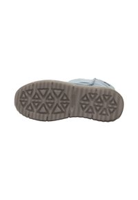Blaues Sneaker-Sohlenprofil mit einer strukturierten grauen Gummisohle, die ein dreieckiges Profilmuster für Grip und verbesserte Traktion aufweist.