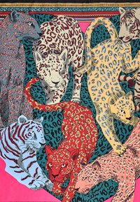 Sedem farebných leopardov s rôznymi vzormi na pozadí abstraktného leopardieho vzoru v tealovej a ružovej farbe.