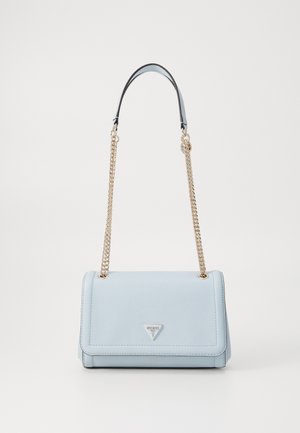 Svetlomodrá textúrovaná kabelka s preklápacím vekom a zlatým reťazovým popruhom. Na prednej strane sa nachádza trojuholníkové logo.