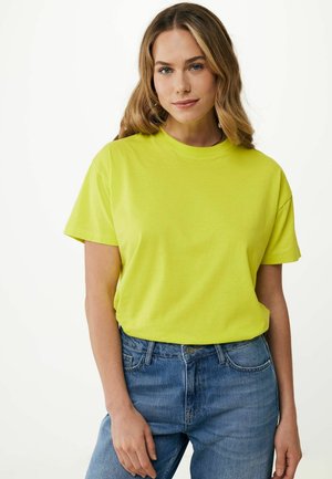 Neon gul kortærmet t-shirt med rund hals. Blødt stof, afslappet pasform, parret med blå denim jeans. Enkel, ensfarvet design.