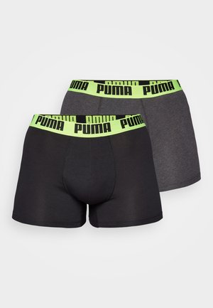Bóxer negro y gris con cinturilla elástica ancha en neón verde, con el logo de "PUMA" impreso en negro.