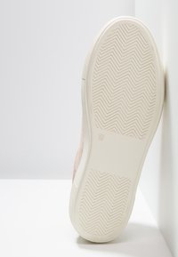 MOA - Master of Arts Tenisky - nude