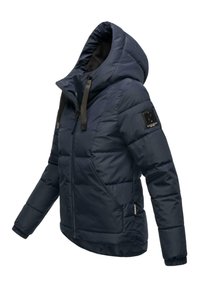 Marineblå pufferjakke med hætte, der har en lynlåsforan, ribbede manchetter og et logo-patch på ærmet. Glat, holdbart materiale med en quilted design.