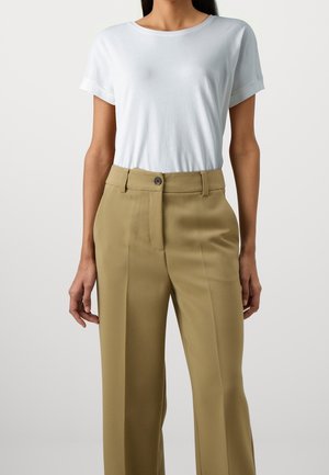 Weißes Kurzarm-T-Shirt, kombiniert mit beigen Hochbundhosen. Die Hosen verfügen über einen Knopfverschluss, ein gerades Bein-Design und eine glatte Textur.