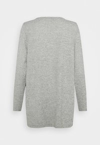 Suéter de manga larga en un suave tejido gris claro con un escote redondeado y un corte relajado, que cuenta con un dobladillo recto.