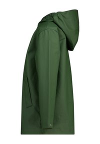 Chaqueta impermeable verde con capucha, que presenta una textura suave, corte recto y bolsillos laterales. Sin herrajes visibles ni patrones.
