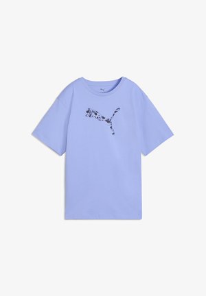 T-shirt a maniche corte di colore viola chiaro con collo rotondo e logo Puma con motivo a macchie bianche e nere al centro del petto.