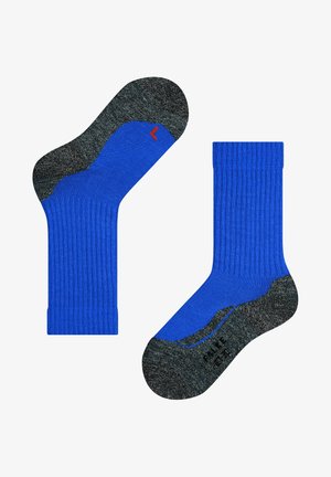 Chaussettes bleues côtelées avec des accents gris foncé au niveau des orteils et du talon. Présente un petit logo rouge et une texture douce.