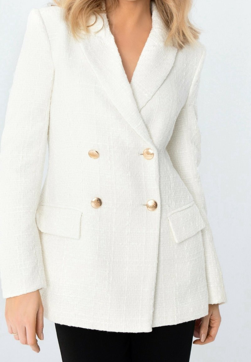 Bílá dvouřadá blazer vyrobená z texturované látky, se zlatými knoflíky a dvěma předními kapsami, s klopovým designem.