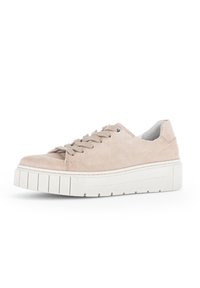 Sneaker in suede beige con suola in gomma bianca impilata, punta rotonda e lacci piatti. Presenta cuciture minimali e una fodera interna liscia.