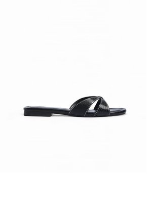 Sandalia plana negra tipo slide con tiras cruzadas texturizadas y tacón cuadrado sobre fondo blanco.