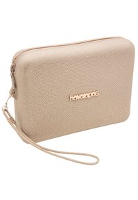 Clutch dorata, con texture e chiusura a zip, dotata di un polsino staccabile e del logo "havaianas" in rosa oro.