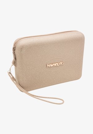 Clutch dorata, con texture e chiusura a zip, dotata di un polsino staccabile e del logo "havaianas" in rosa oro.