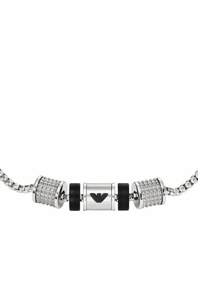 Silberne Halskette mit geflochtenem Kettenmuster, zylindrischen Akzenten mit strukturierter Oberfläche und einer zentralen rechteckigen Perle mit einem schwarzen Logodesign.