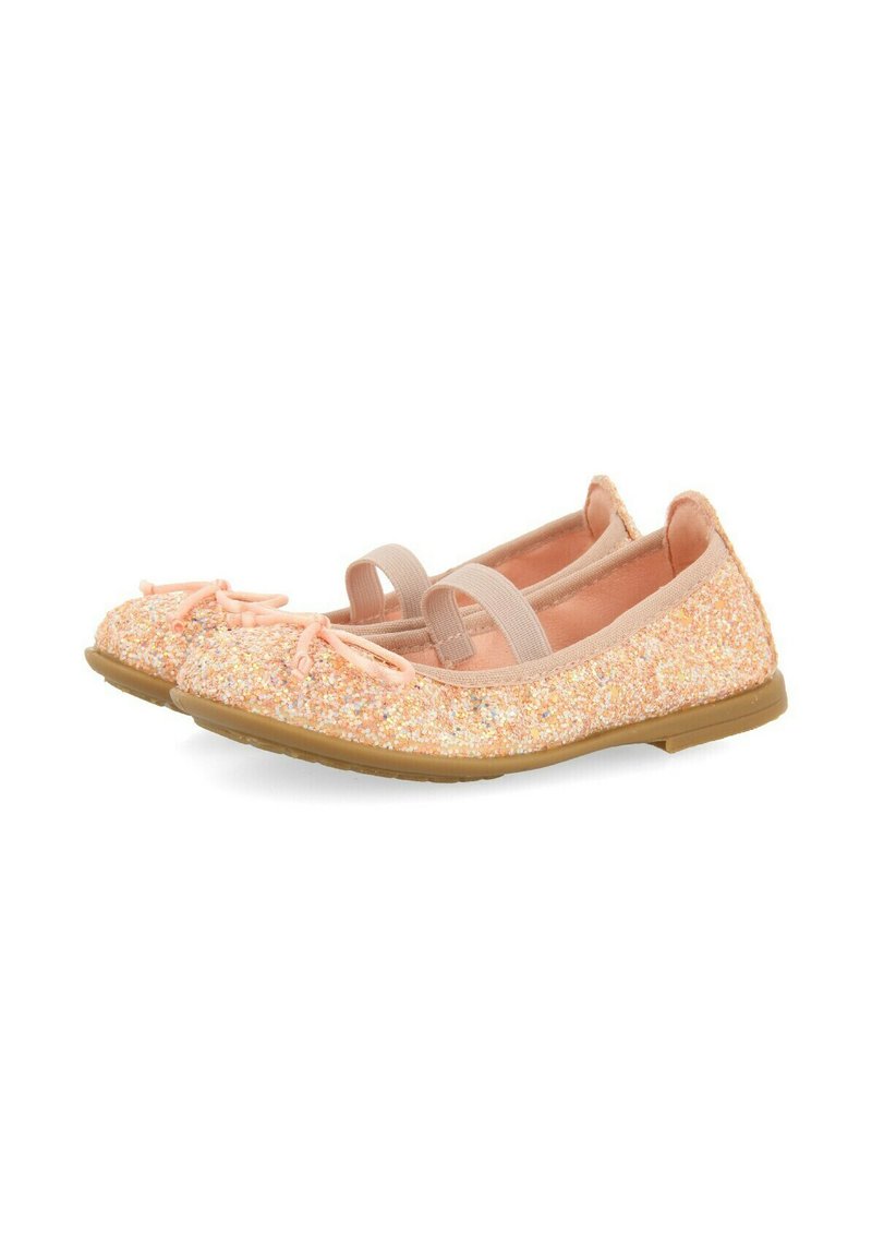 Bailarinas brillantes rosas con punta redondeada, tira elástica en la parte superior y suela de goma. Superficie texturizada con acentos brillantes.