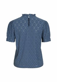 Blauwe eyelet top met pofmouwen, een keyhole achterkant en decoratieve uitsparingen in een ruitpatroon. Gemaakt van lichte katoenen stof.