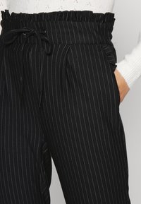 ONLY Petite ONLPOPTRASH CLASSI PINSTRIPE FRILL - Pantalon classique - black