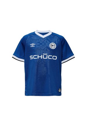Blaues Fußballtrikot mit weißem Kragen, geometrischen Mustern, "Schüco" Sponsorlogo, Umbro-Markenlogo und einem runden Mannschaftswappen auf der Brust.