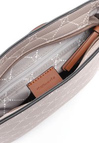 Hellgraue Handtasche mit strukturiertem Äußeren und geometrischem Muster. Verfügt über eine Reißverschlusstasche und braune Lederakzente im Inneren.