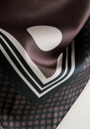 Seidenschal mit glänzender brauner Oberfläche und weißen sowie schwarzen geometrischen Mustern, Rändern und Punkten. Glatte Textur, quadratische Form.