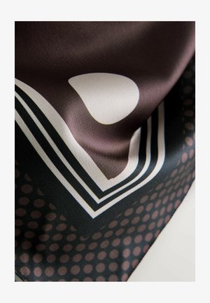 Seidenschal mit glänzender brauner Oberfläche und weißen sowie schwarzen geometrischen Mustern, Rändern und Punkten. Glatte Textur, quadratische Form.