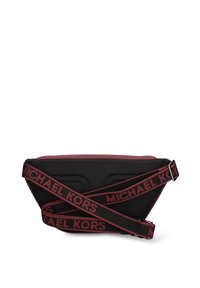 Zwart en bordeaux taillezak met een mesh textuur, voorzien van een opvallende logoband en een strak, afgerond ontwerp. Verstelbare band inbegrepen.