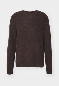 Pull marron à manches longues avec une texture, col rond et motif côtelé, confectionné dans un matériau doux et chaud.