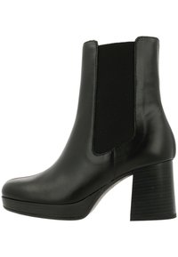 Svart läderankelboot med en strukturerad elastisk sidopanel, rund tå och en kraftig klack. Slät finish med minimal detaljering.