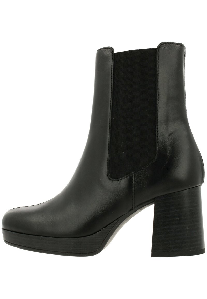 Svart läderankelboot med en strukturerad elastisk sidopanel, rund tå och en kraftig klack. Slät finish med minimal detaljering.