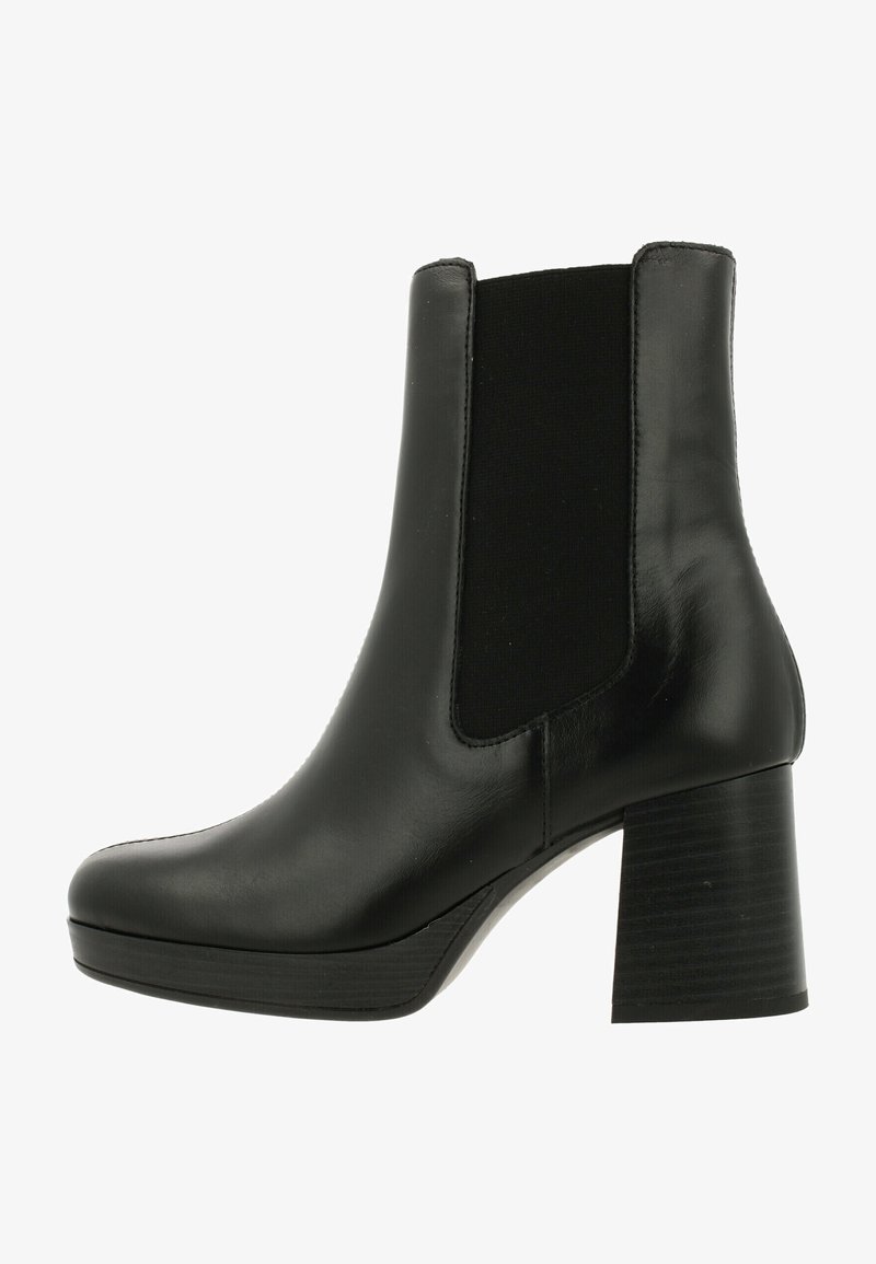 Svart läderankelboot med en strukturerad elastisk sidopanel, rund tå och en kraftig klack. Slät finish med minimal detaljering.