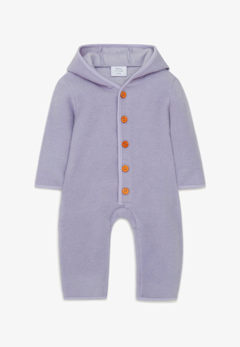 Lila fleece onesie met een capuchon, voorzien van vijf oranje knopen aan de voorkant, lange mouwen en voeten. Een gladde textuur met een comfortabele uitstraling.